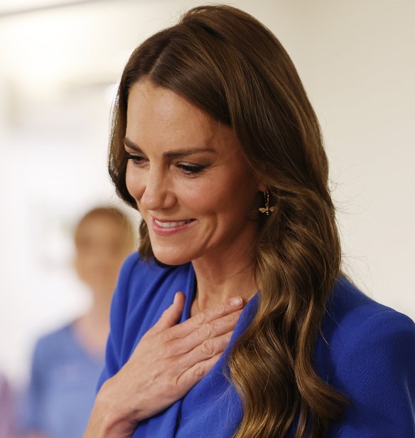 Η Kate Middleton σου δείχνει το χτένισμα που χρειάζεσαι όταν τα μαλλιά δείχνουν άτονα – Φωτίζει το πρόσωπο και χαρίζει άμεσο lifting