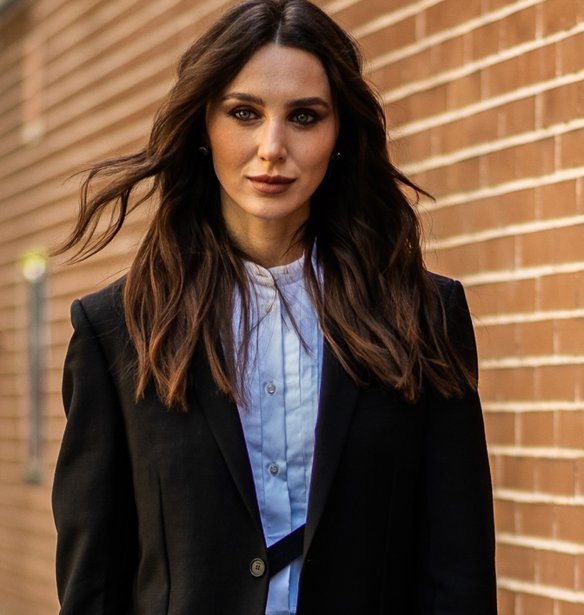 Το ιδιαίτερο μαύρο blazer από ZARA με ανοιχτή πλάτη που θα συγκεντρώσει τα βλέμματα πάνω σου