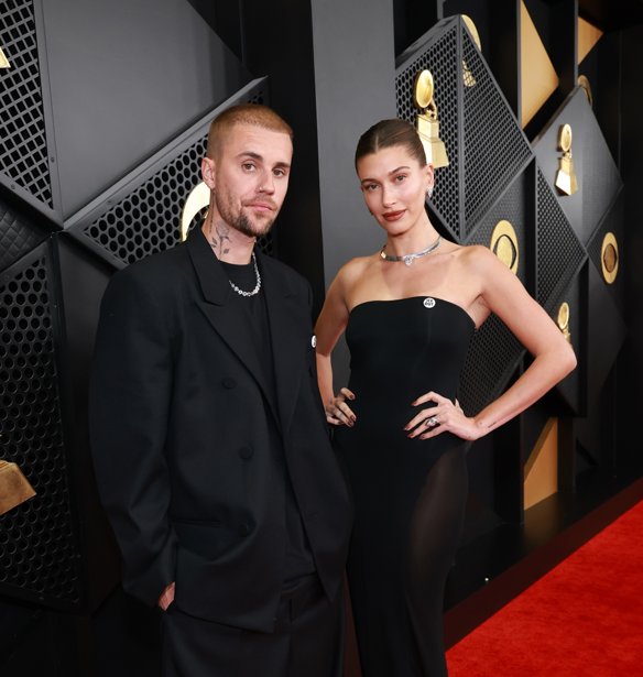 Η Hailey Bieber με το χρώμα που δεν είχες σκεφτεί ποτέ να φορέσεις σε γάμο – Κι όμως δείχνει απίστευτα κομψό και τονίζει το μαύρισμα