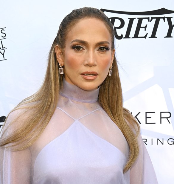 Ένα co-ord set, αμέτρητοι συνδυασμοί: Η Jennifer Lopez δείχνει τι αξίζει να βάλεις στη βαλίτσα των διακοπών σου
