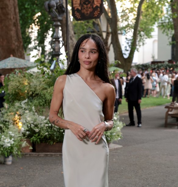 Zoë Kravitz: Αυτό το αξεσουάρ αντικαθιστά τις κλασικές αλυσίδες και απογειώνει ακόμα και το πιο απλό λευκό T-shirt