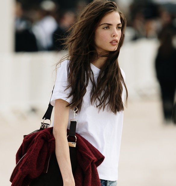 Αυτά τα τζιν παντελόνια επέλεξαν τα κομψά cool girls στο Παρίσι