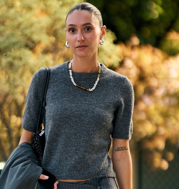Θα φορέσεις το trend; 8 suede sneakers για stylish φθινοπωρινές εμφανίσεις
