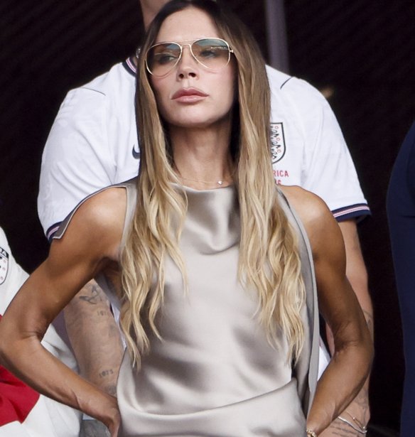 Victoria Beckham: Με ένα μόνο φόρεμα επιβεβαιώνει ποια θα είναι η πιο κομψή τάση της νέας σεζόν – και δεν υπάρχει περίπτωση να μη θελήσεις να το αποκτήσεις