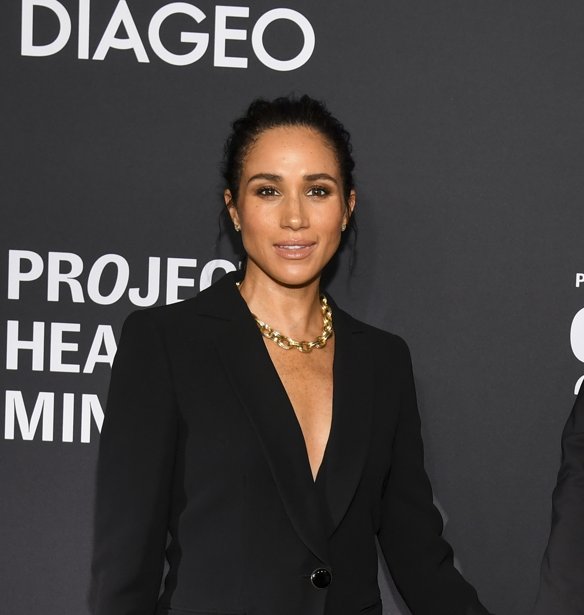 Meghan Markle: Η πρώτη εμφάνιση μετά την επιστροφή στη Βρετανία – Φόρεσε διαμάντια 66.825 δολαρίων με ένα απλό πουλόβερ