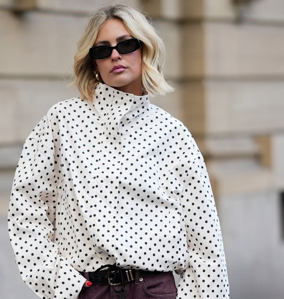 Ούτε Stradivarius ούτε Mango: Βρήκα το πιο όμορφο πουά αντιανεμικό της άνοιξης και όλοι με ρωτούν από πού είναι