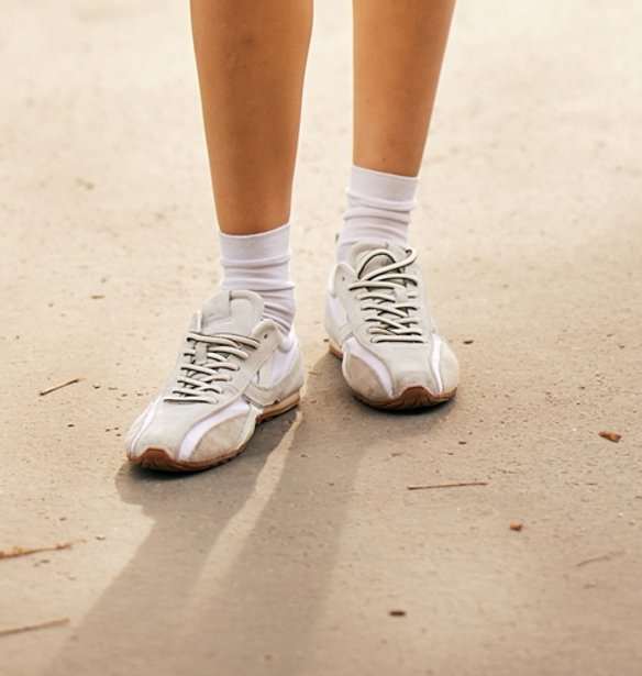 Βρήκαμε τα πιο κομψά και άνετα sneakers του φθινοπώρου που είναι ιδανικά για τη μεταβατική περίοδο