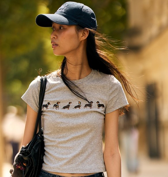 Τα t-shirts που είναι τάση το καλοκαίρι 2026: Οι 4 εκδοχές που βλέπουμε παντού