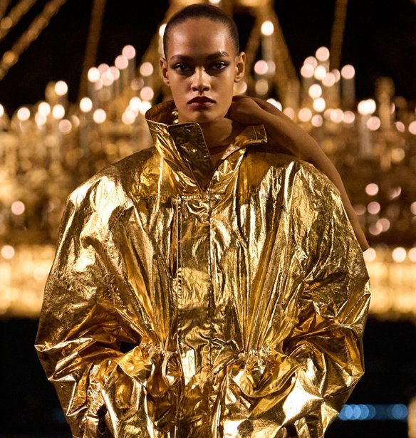 Ο Saint Laurent ντύνει τη νέα σεζόν στα χρυσά