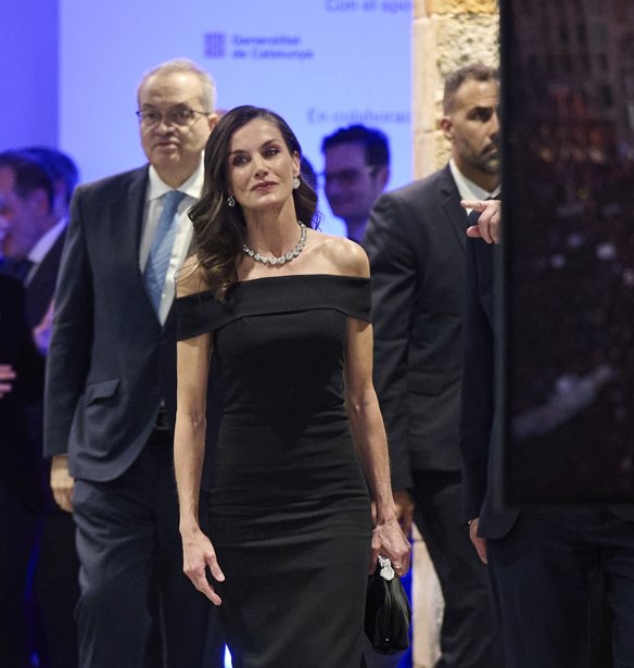 Η βασίλισσα Letizia φόρεσε ξανά το ροζ φόρεμα που έγινε τάση και μας θυμίζει γιατί το Barbiecore επιστρέφει κάθε άνοιξη