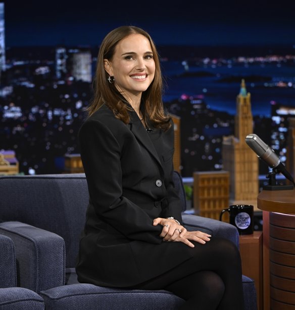 Η Natalie Portman μόλις παρέδωσε το πιο κομψό pregnancy style inspo με ένα μικρό μαύρο φόρεμα