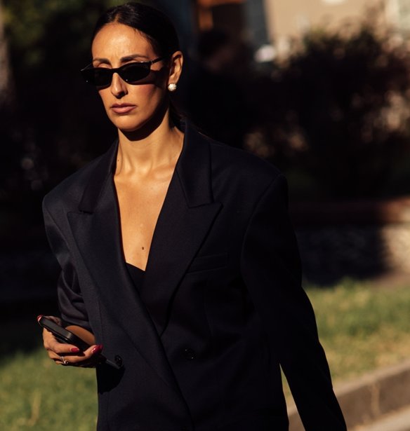 Η Zara το προβλέπει ξανά: 3 μονόχρωμα σύνολα και trendy prints που θα κυριαρχήσουν στα κομψά looks του φθινοπώρου