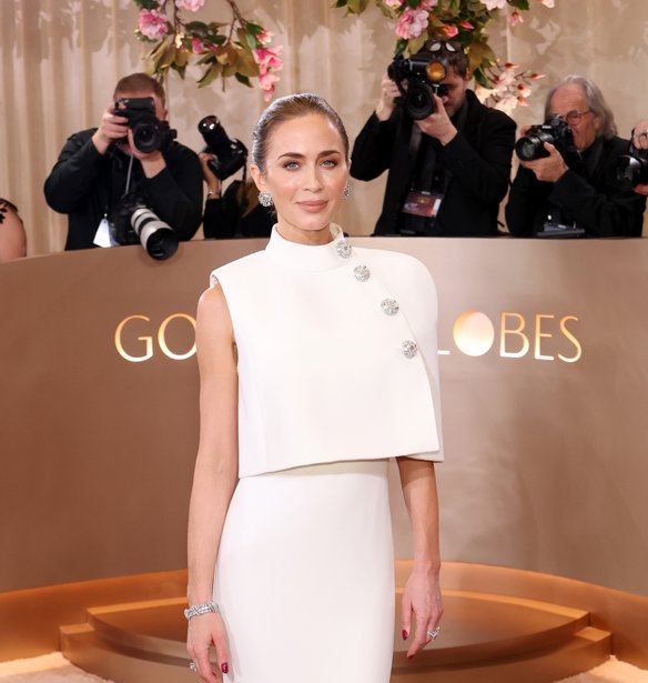 Emily Blunt: Γιατί τα λευκά της sneakers που ίσως έχεις ήδη στην ντουλάπα σου είναι ιδανικά για ταξίδια