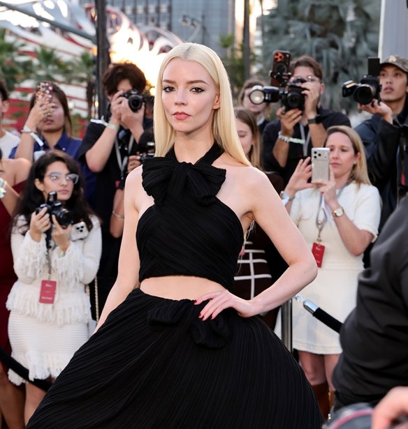 Δεν αντέχεις τις σαγιονάρες με το λουράκι; Η Anya Taylor-Joy μόλις φόρεσε την πιο κομψή εναλλακτική