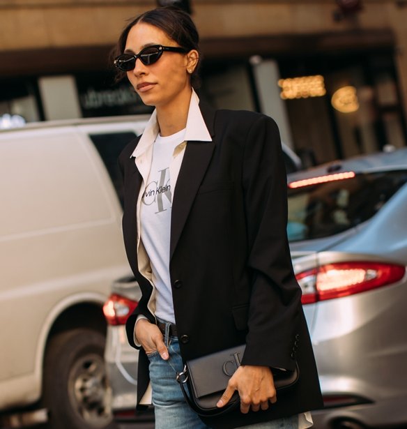 Γι' αυτό το τζιν μιλούν όλα τα stylish girls σε Instagram και TikTok