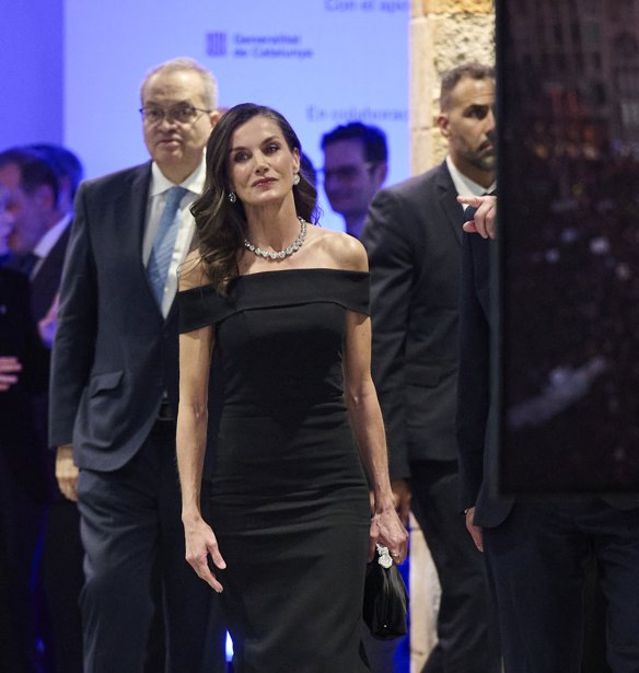Τι έφαγαν οι βασιλείς Letizia και Felipe και οι Macron στο επίσημο δείπνο – Το απρόσμενο επιδόρπιο που μύριζε μαλλί προβάτου έκλεψε την παράσταση