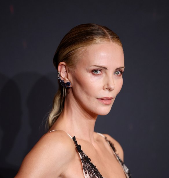 Charlize Theron: Το νέο της bob κάνει τα ζυγωματικά να δείχνουν πιο έντονα χωρίς ίχνος μακιγιάζ
