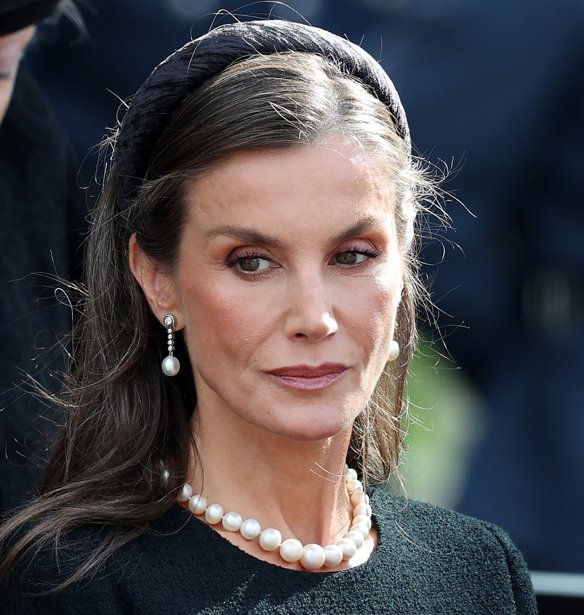 Η βασίλισσα Letizia σου δείχνει πως το shirt dress γίνεται η επιτομή της everyday κομψότητας στα πρώτα φθινοπωρινά πρωινά