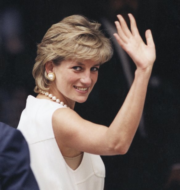 Πριγκίπισσα Diana: 29 χρόνια μετά και ακόμα αντιγράφουμε το στυλ της – Τα looks που έγιναν τάση και φοράμε μέχρι σήμερα