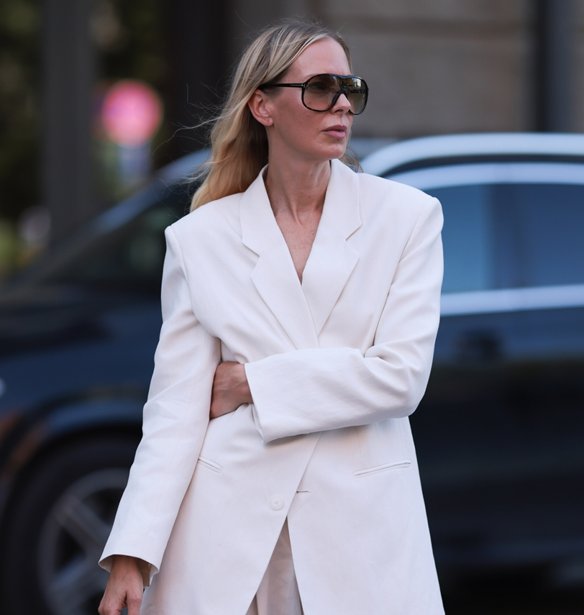 Ghost Blonde: Το πιο ανάλαφρο και φυσικό ξανθό χρώμα για το καλοκαίρι