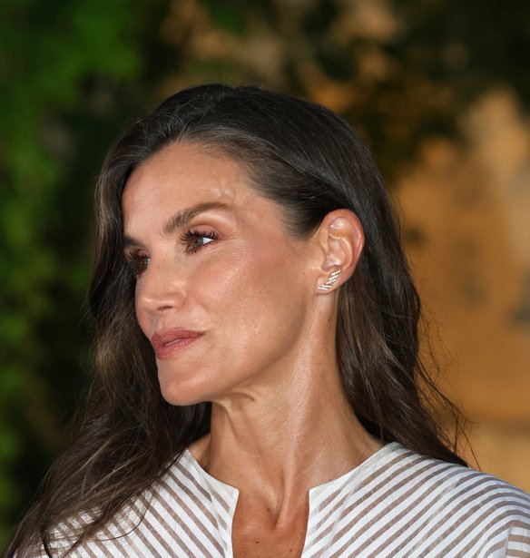 Ούτε μαύρο ούτε γκρι: Η βασίλισσα Letizia υιοθετεί το power suit της Kate Middleton στο χρώμα που φωτίζει αμέσως το πρόσωπο