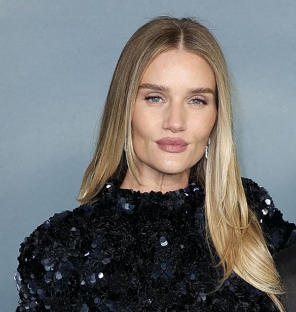 Rosie Huntington-Whiteley: Έκανε την πιο stylish εμφάνιση με δερμάτινο παντελόνι