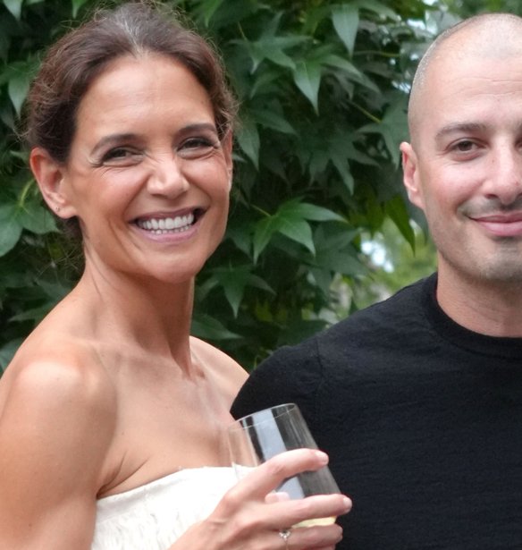 Η Katie Holmes φόρεσε το outfit που όλες έχουμε ήδη στην ντουλάπα μας – Τα 3 basics που σου δίνουν τη λύση στο φθινοπωρινό ντύσιμο