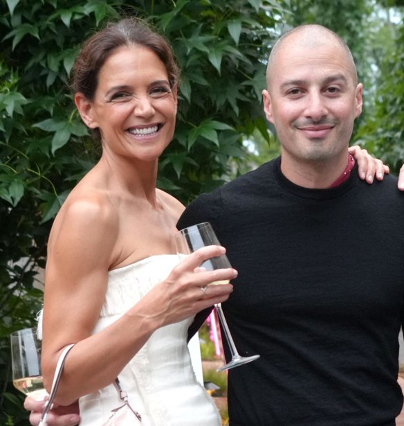 Η Katie Holmes φόρεσε το outfit που όλες έχουμε ήδη στην ντουλάπα μας – Τα 3 basics που σου δίνουν τη λύση στο φθινοπωρινό ντύσιμο