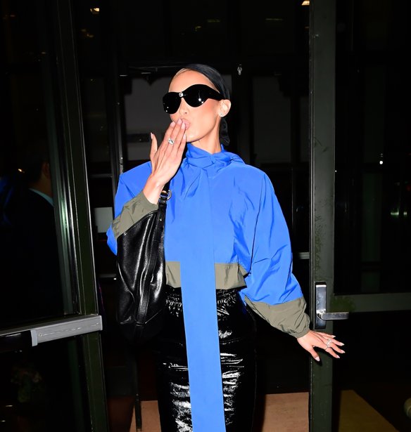 Η Bella Hadid στις Κάννες αποτίει φόρο τιμής στη Jane Birkin με ένα φόρεμα που χρειάστηκε 22.000 ώρες κεντήματος
