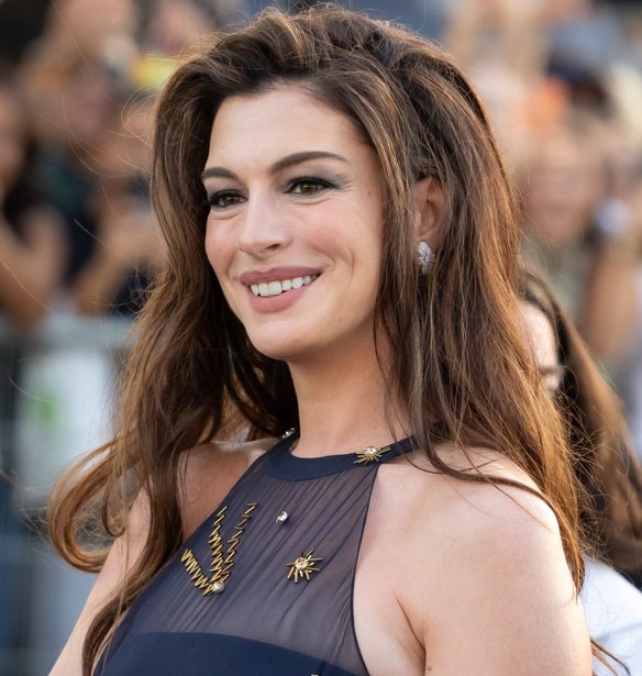 Αν είσαι έγκυος και ψάχνεις το τέλειο bridal look, η Anne Hathaway μόλις σου έδωσε την πιο κομψή έμπνευση