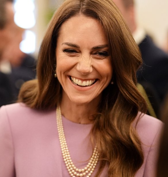 Αντίο στο μαύρο τζιν: Η Kate Middleton επαναφέρει το σχέδιο που είχαμε ορκιστεί να μην ξαναφορέσουμε στην πιο πολυτελή απόχρωση του φθινοπώρου