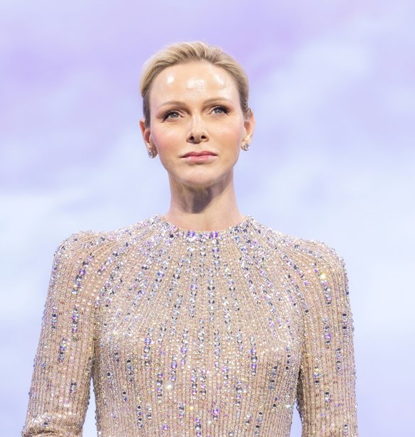 Όλες φόρεσαν μαύρα, αλλά η πριγκίπισσα Charlene του Μονακό έκλεψε την παράσταση – Το φόρεμα των 3.000 ευρώ με πούλιες, κρύσταλλα και κρόσσια που επισκίασε τους πάντες