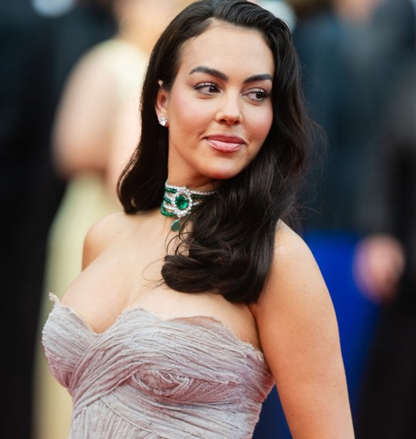 Το περλέ wedding μανικιούρ της Georgina Rodríguez είναι "όνειρο"