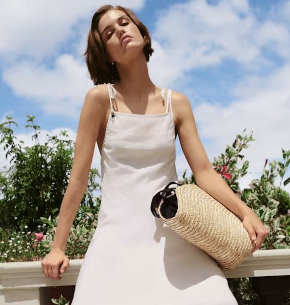 Το chic φόρεμα για το αεροδρόμιο από M&S θα γίνει το νέο σου βασικό κομμάτι για τα καλοκαιρινά ταξίδια: Και κοστίζει μόνο 42 λίρες