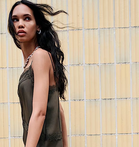 Το χακί slip dress των 60 ευρώ από τα M&S αποδεικνύει ότι το συγκεκριμένο στυλ θα είναι πάντα στη μόδα