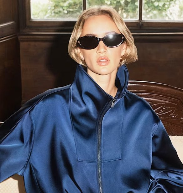 Το σατέν bomber jacket είναι ο εύκολος τρόπος να δείχνεις κομψή, όπως το viral σχέδιο των M&S