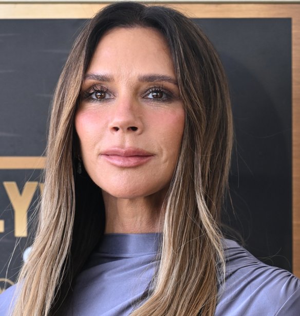 Victoria Beckham: Ούτε Birkin ούτε Kelly – Αυτή είναι η τσάντα που επέλεξε για τις διακοπές της
