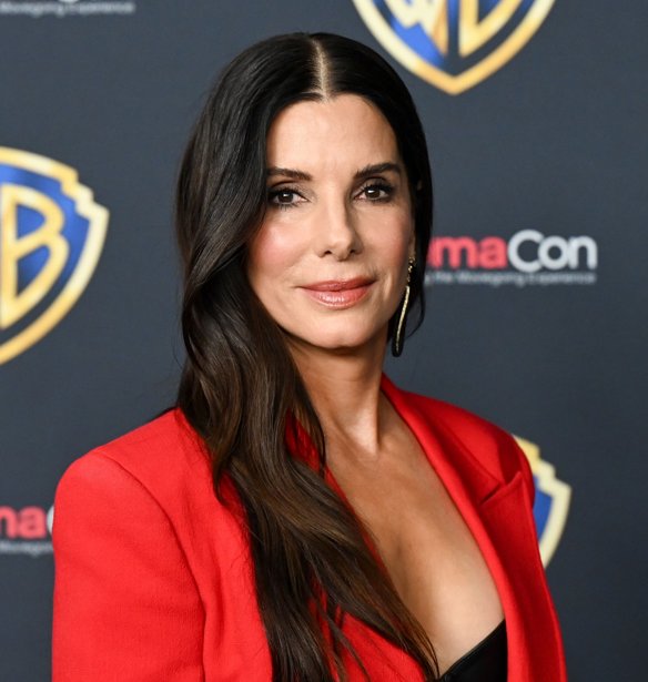 Sandra Bullock: Αυτό είναι το απρόσμενο cheat meal που απολαμβάνει κάθε εβδομάδα και εξακολουθεί να δείχνει εντυπωσιακή στα 62 της