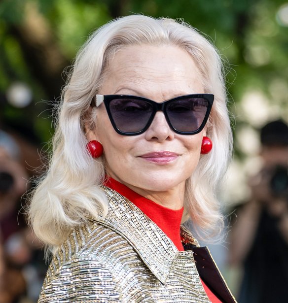 Ξέχνα τα μονόχρωμα σύνολα: Η Pamela Anderson φορά τη μίντι φούστα που κάνει αμέσως πιο ενδιαφέρον κάθε φθινοπωρινό look