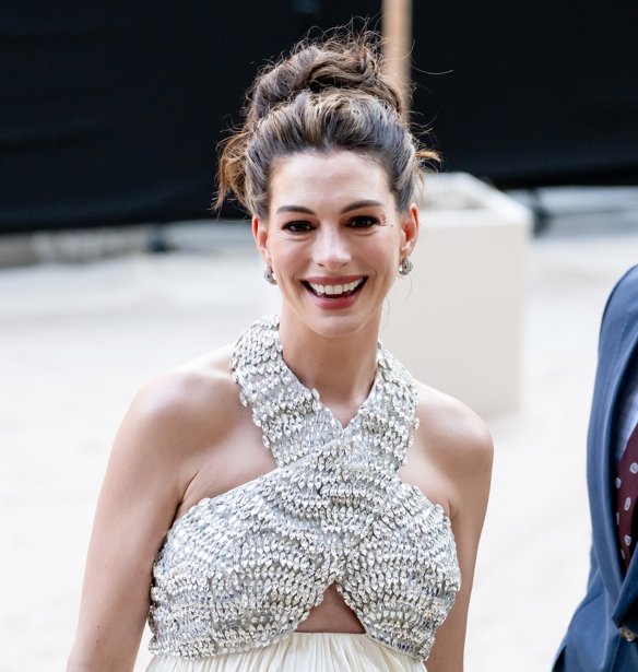 Anne Hathaway: Γιατί ξέσπασε σε κλάματα στον αέρα τηλεοπτικής εκπομπής;