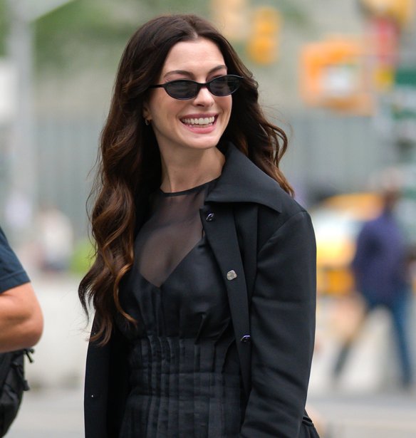 Anne Hathaway: Η λευκή μάξι φούστα με την οποία αποκάλυψε την τρίτη της εγκυμοσύνη είναι το κομμάτι πασπαρτού που δεν πρέπει να λείπει από καμία ντουλάπα