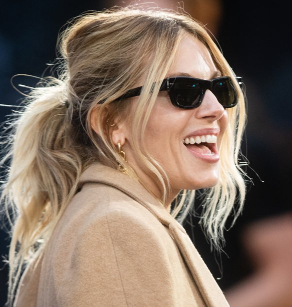 "Δεν ξέρω πια ποια είμαι": Η Sienna Miller μιλά για τη μητρότητα και το σώμα της μετά από σχεδόν 4 χρόνια εγκυμοσύνης και θηλασμού
