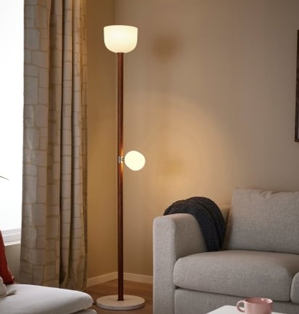 Ανακάλυψα το φωτιστικό IKEA των 99 ευρώ με καθαρό σκανδιναβικό design που θέλω οπωσδήποτε δίπλα στον καναπέ μου – Φωτίζει το σαλόνι και δημιουργεί την πιο ζεστή γωνιά ανάγνωσης