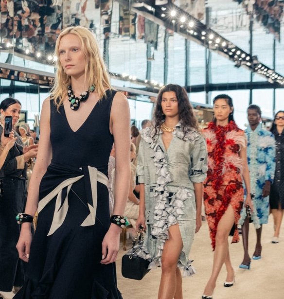 Η CHANEL επιστρέφει στη Deauville για τη συλλογή Cruise 2027/28