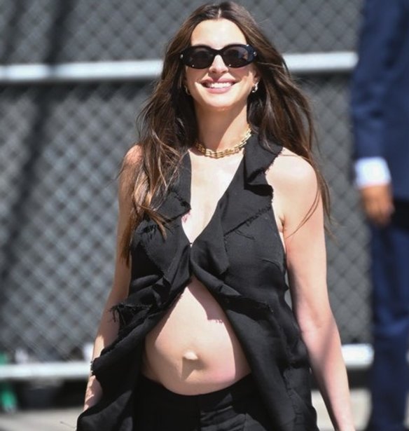 "Έτρεμα σαν φύλλο όταν τα έκοψα": Η Anne Hathaway επιστρέφει 14 χρόνια μετά στο pixie που άλλαξε την εικόνα της