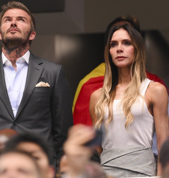 Τα 5 basic κομμάτια που η Victoria Beckham φορά ξανά και ξανά, από το τέλειο T-shirt μέχρι τα αγαπημένα της γυαλιά ηλίου