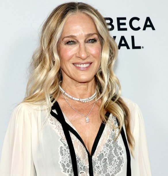 Το butter-and-caramel balayage της Sarah Jessica Parker θα το λάτρευε και η Carrie Bradshaw