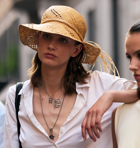 10 καπέλα για stylish εμφανίσεις στην παραλία και στα σοκάκια του νησιού