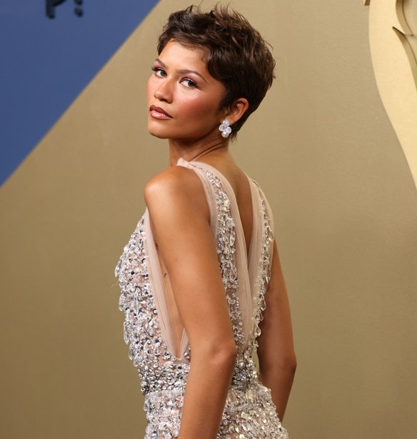 Emmys 2026: Τα πιο εντυπωσιακά looks από τη λαμπερή βραδιά της γιορτής της αμερικανικής τηλεόρασης