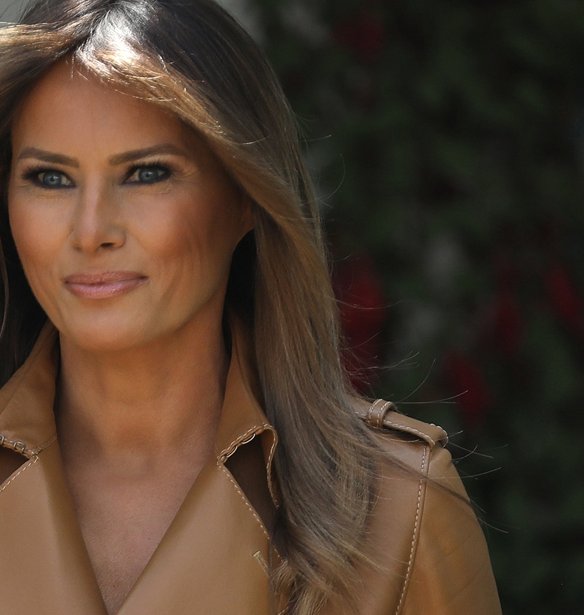 Η Melania Trump δοκίμασε τη vintage τάση στα πανωφόρια που τρεντάρει αυτή τη στιγμή